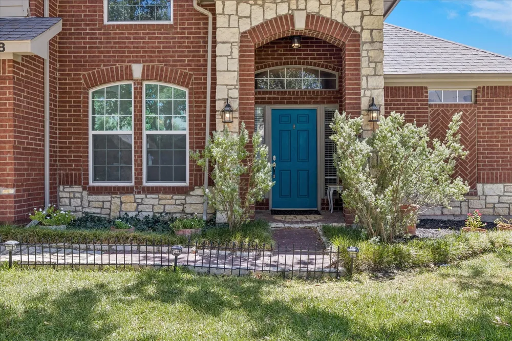 5948 Hillview Drive Watauga, TX 76148