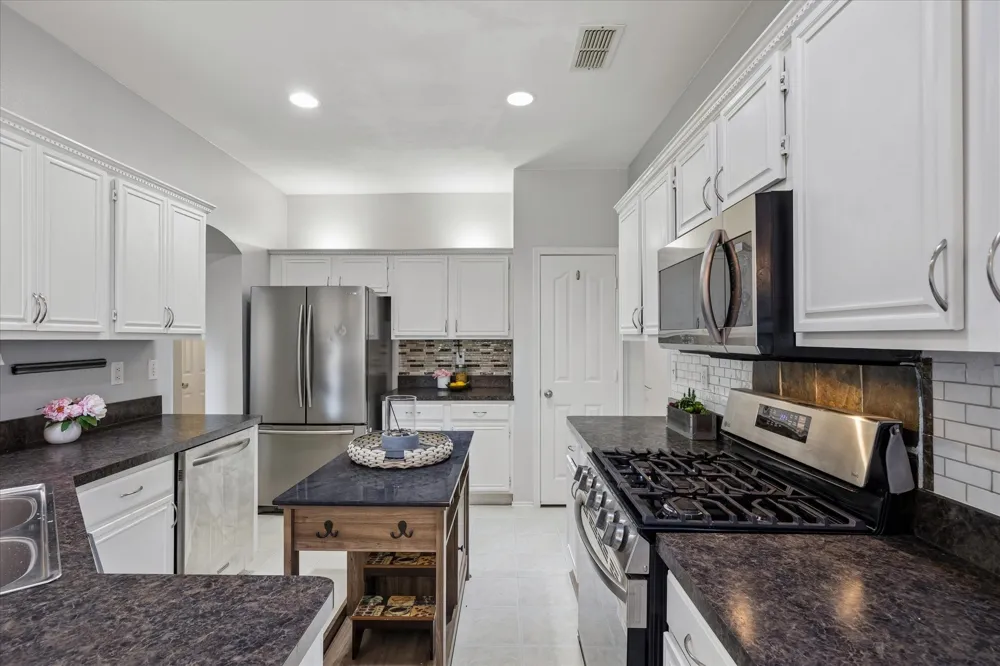 5948 Hillview Drive Watauga, TX 76148