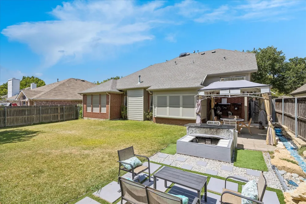 5948 Hillview Drive Watauga, TX 76148