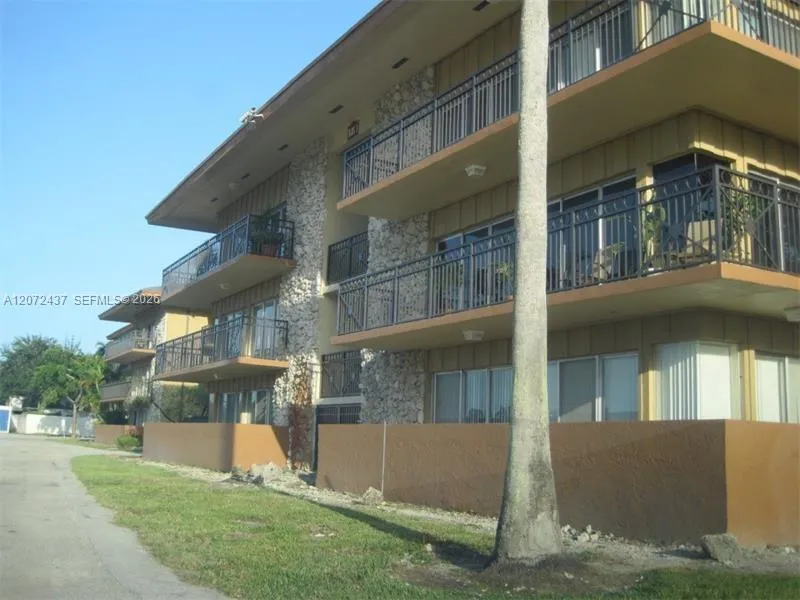 4850 SW 63rd Ter #114 Davie, FL 33314