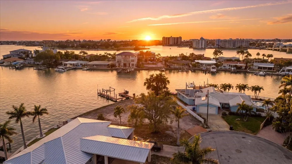 7998 1ST AVENUE S St Petersburg, FL 33707