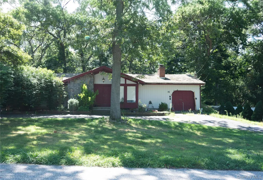 6 loretta Court Coram, NY 11727