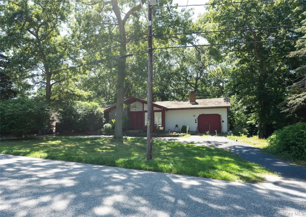 6 loretta Court Coram, NY 11727