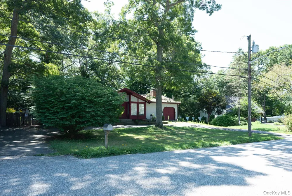 6 loretta Court Coram, NY 11727