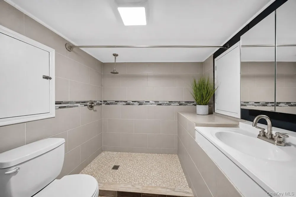 224-20 92nd Avenue Queens Village, NY 11428
