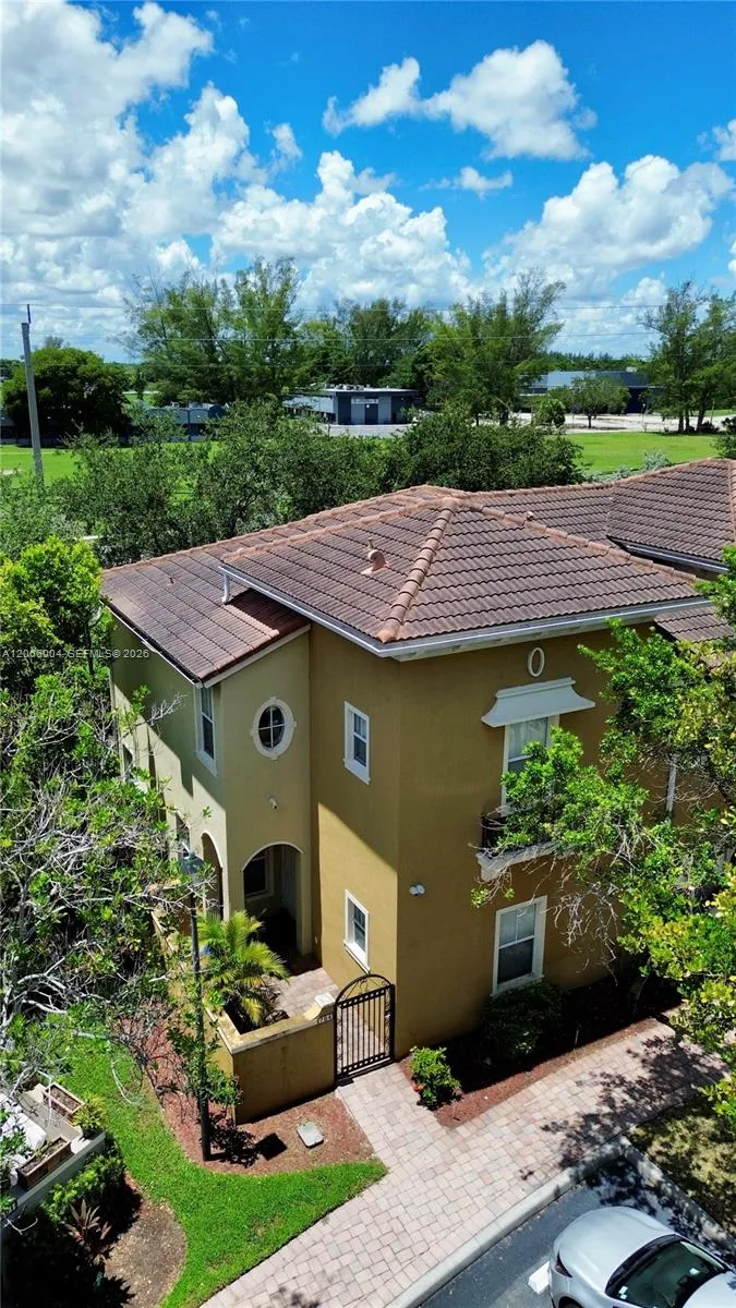 2851 W Prospect Rd #704 Tamarac, FL 33309