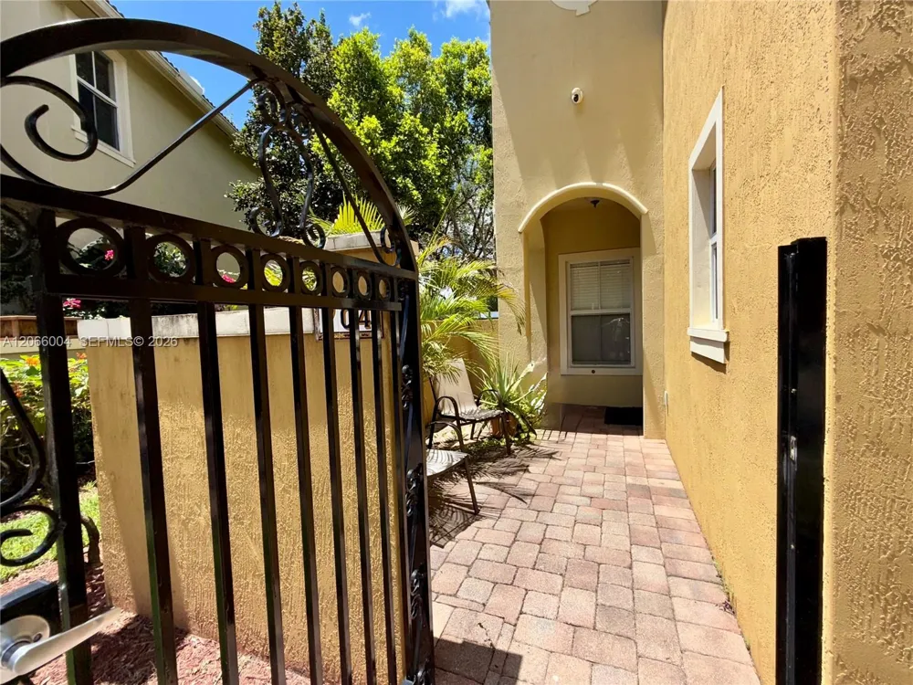 2851 W Prospect Rd #704 Tamarac, FL 33309
