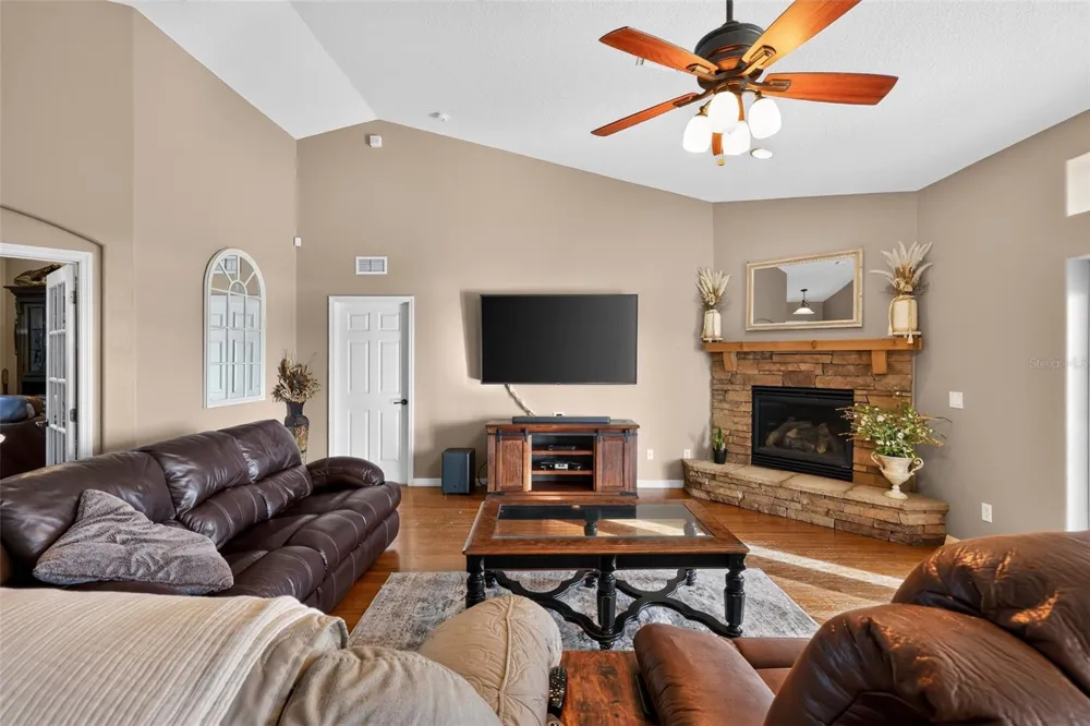 4027 C 470 Lake Panasoffkee, FL 33538