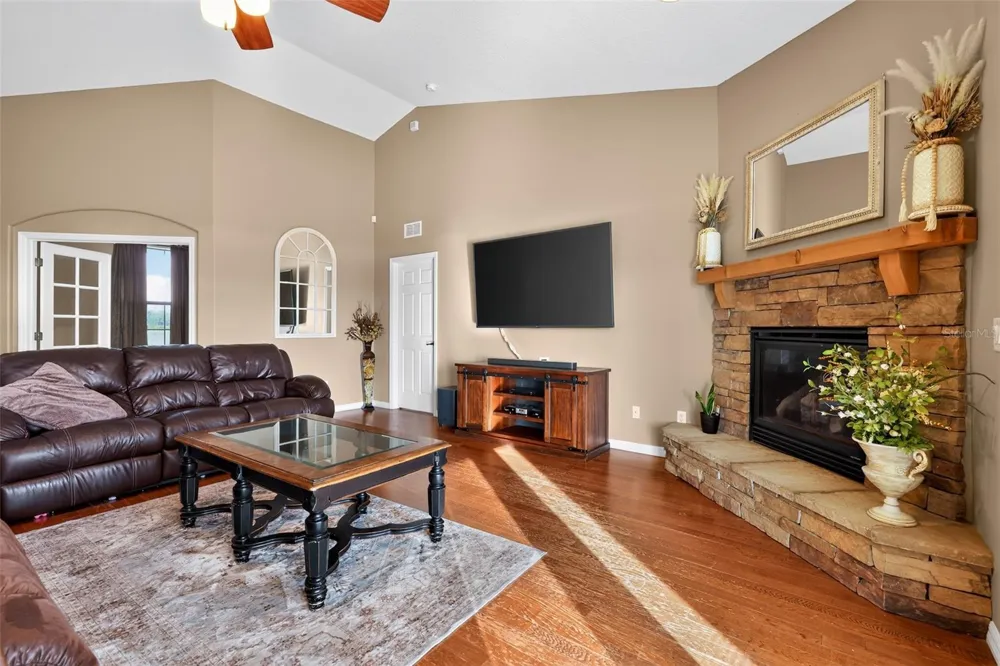 4027 C 470 Lake Panasoffkee, FL 33538