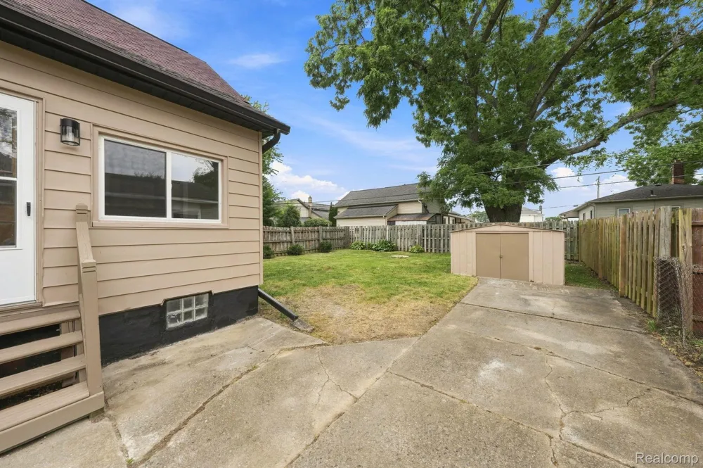 99 South Avenue Mt Clemens City, MI 48043