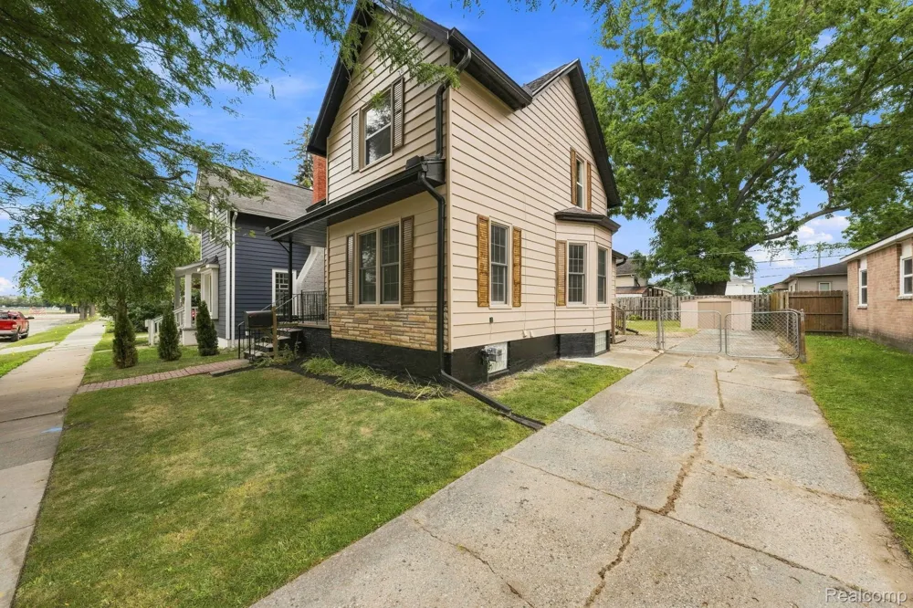 99 South Avenue Mt Clemens City, MI 48043