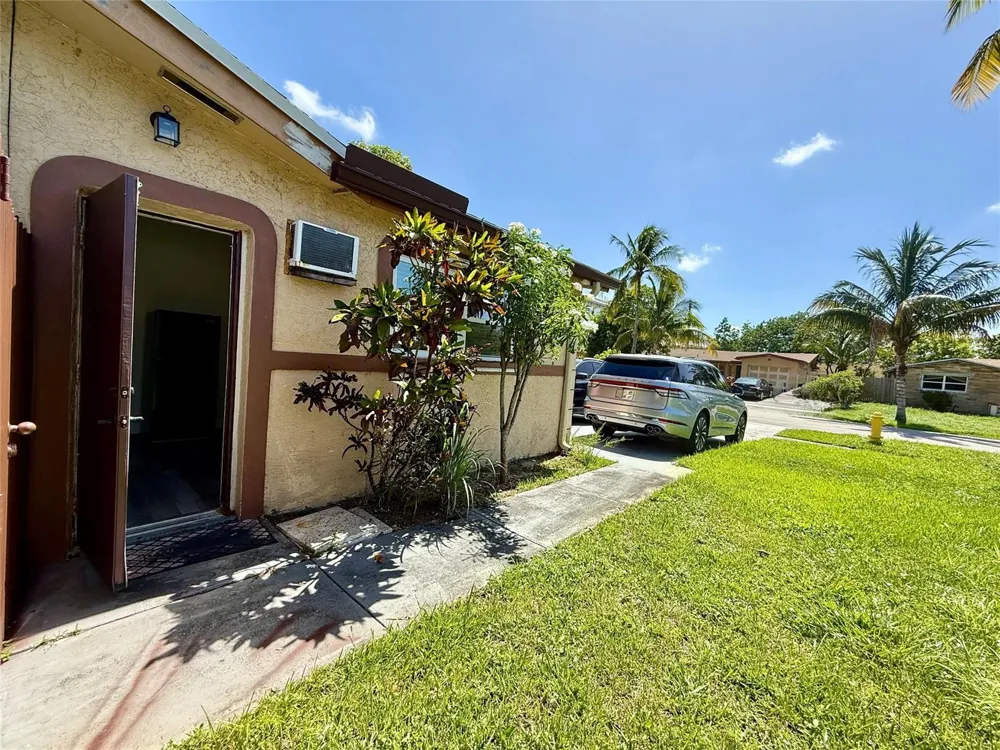 3548 NW 39th Avenue Lauderdale Lakes, FL 33309