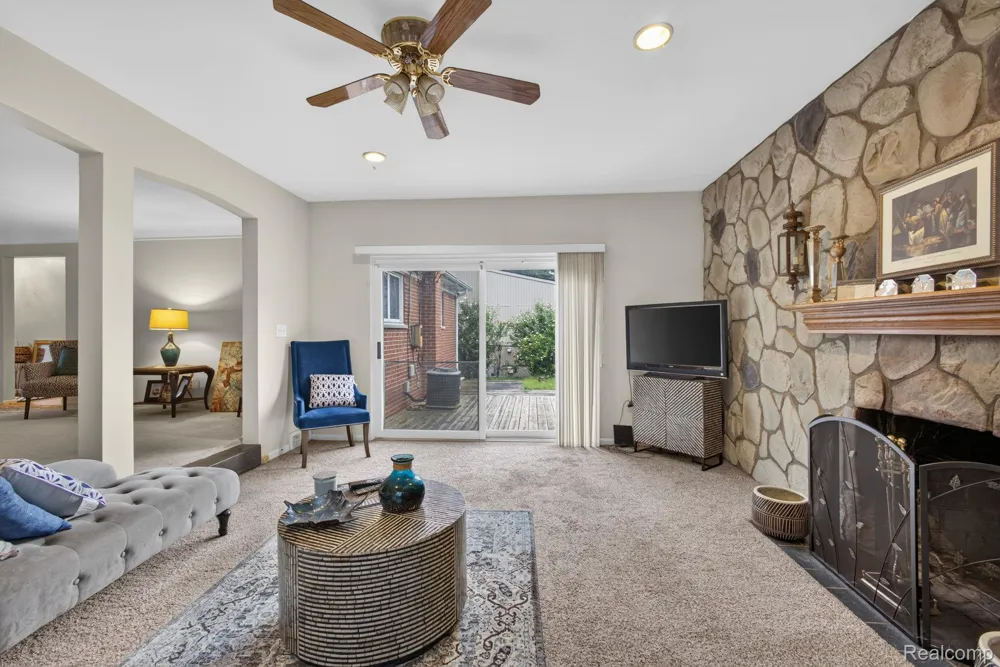 25126 W Chicago Redford Charter Township, MI 48239
