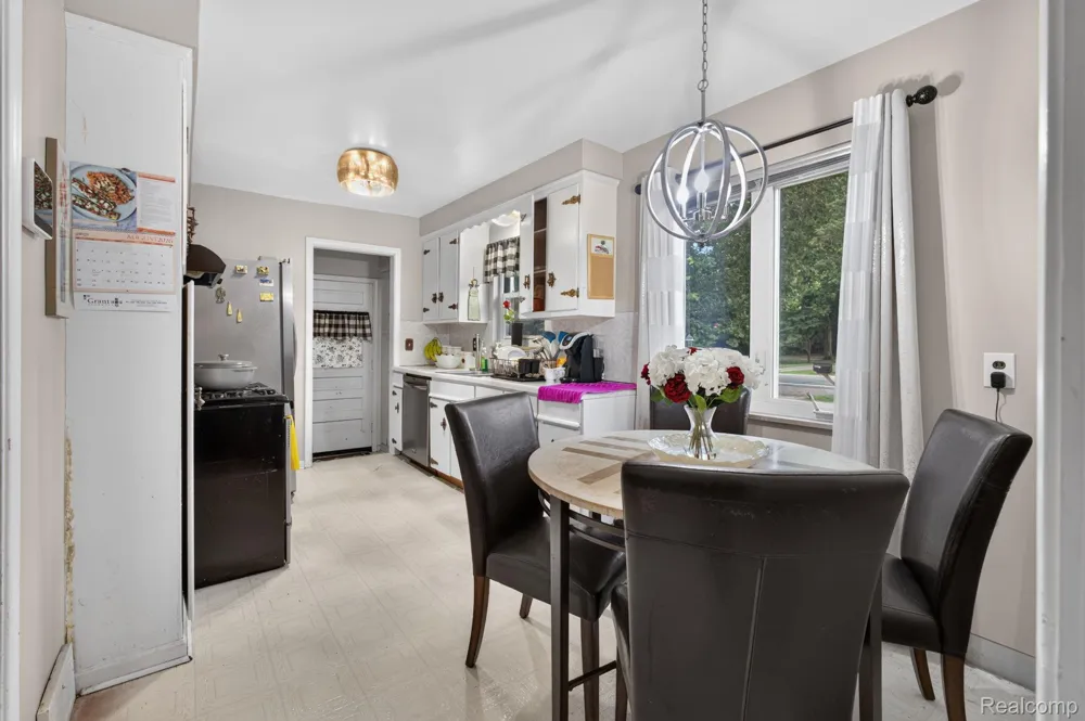 25126 W Chicago Redford Charter Township, MI 48239