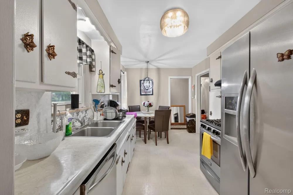 25126 W Chicago Redford Charter Township, MI 48239