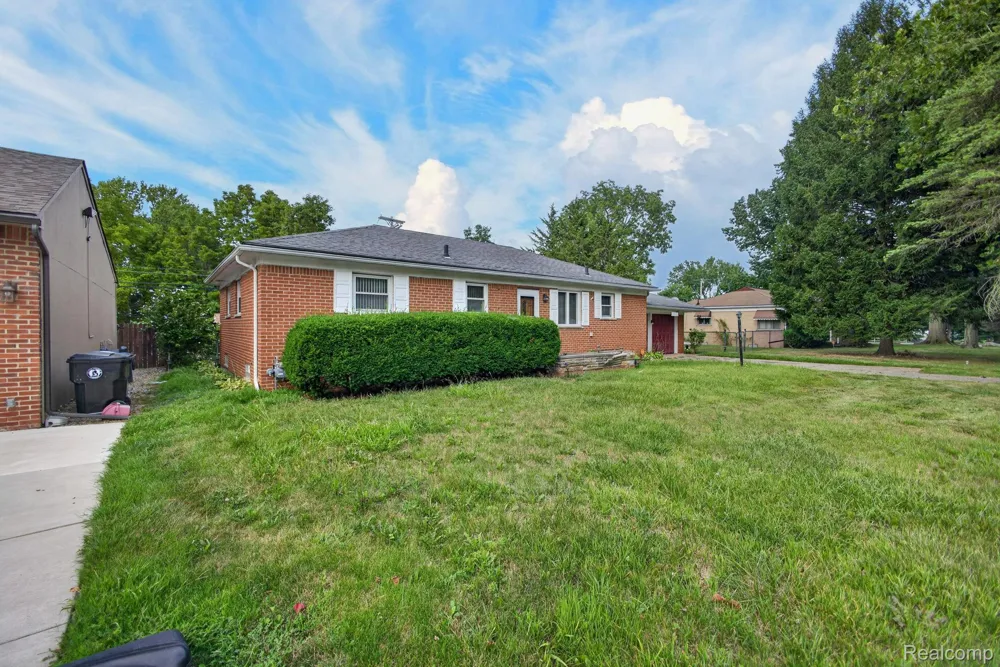 25126 W Chicago Redford Charter Township, MI 48239