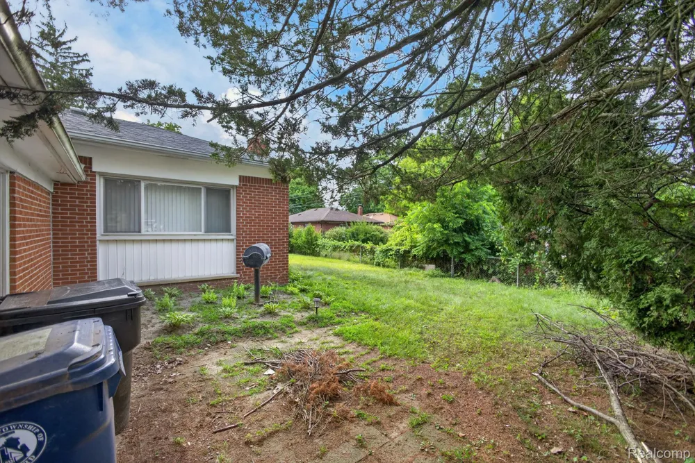25126 W Chicago Redford Charter Township, MI 48239