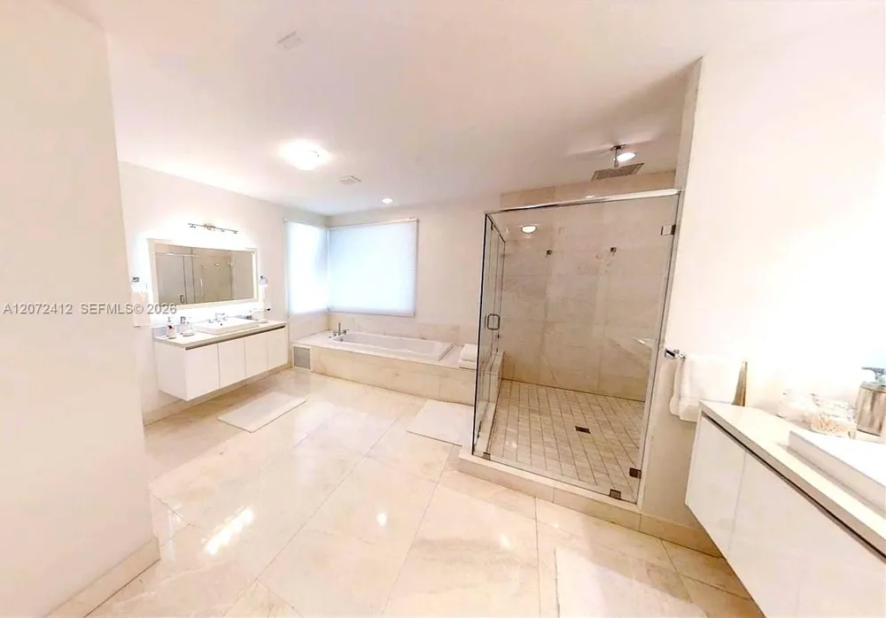 10229 NW 74th Ter Doral, FL 33178