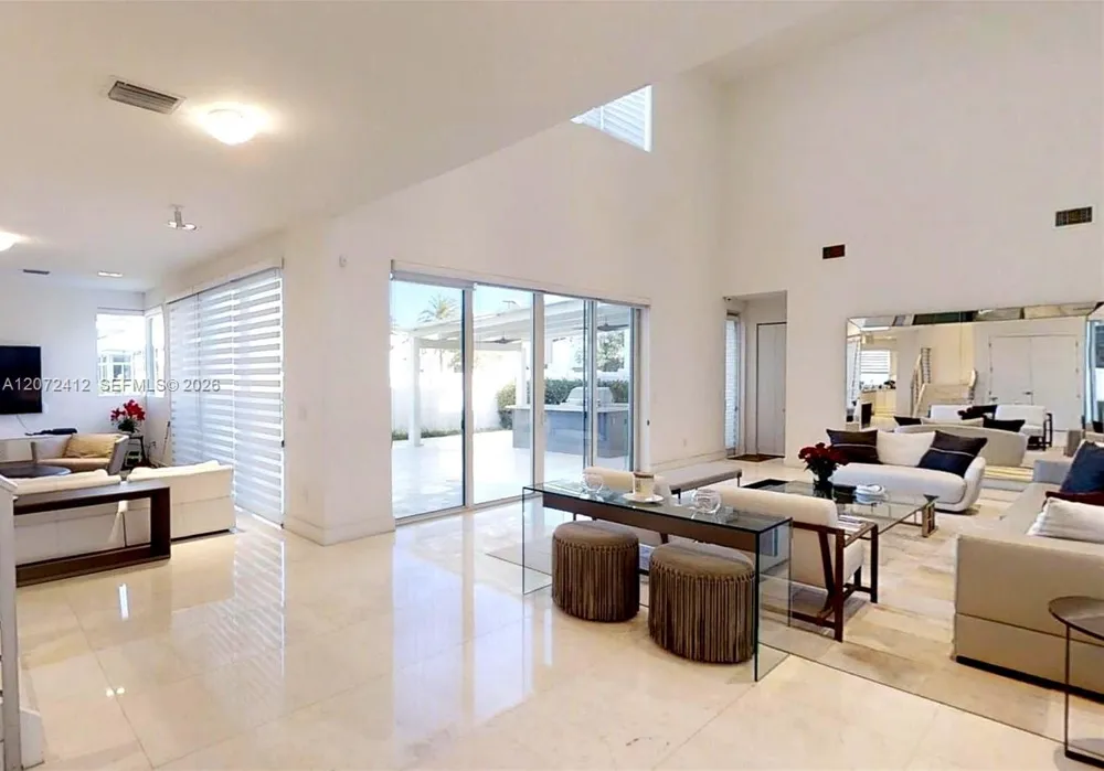10229 NW 74th Ter Doral, FL 33178