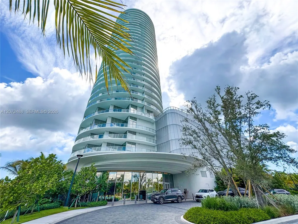 2411 LAGUNA CIRCLE #809 North Miami, FL 33181