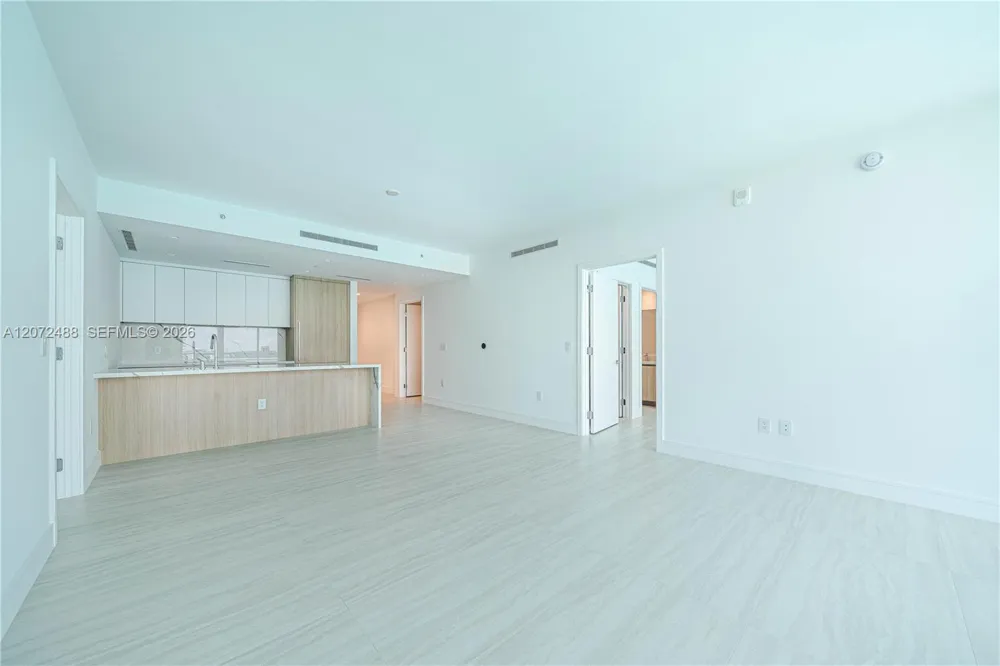 2411 LAGUNA CIRCLE #809 North Miami, FL 33181