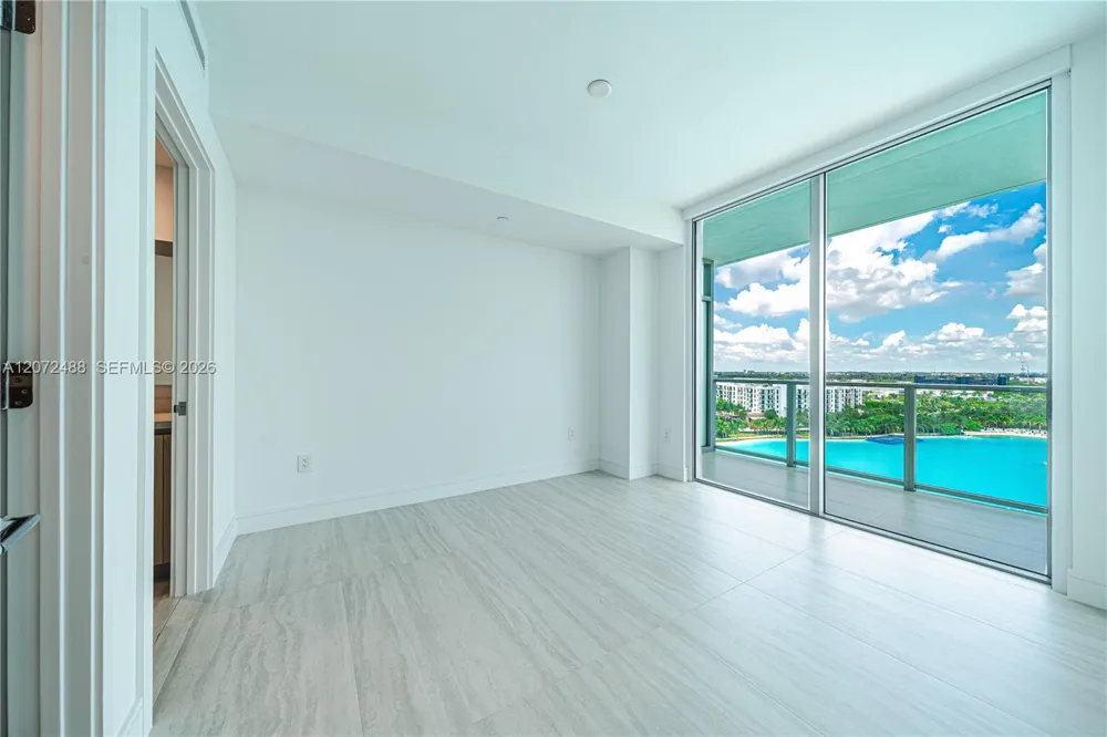 2411 LAGUNA CIRCLE #809 North Miami, FL 33181