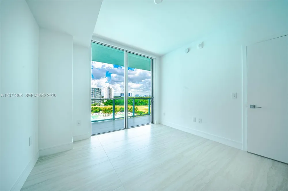 2411 LAGUNA CIRCLE #809 North Miami, FL 33181