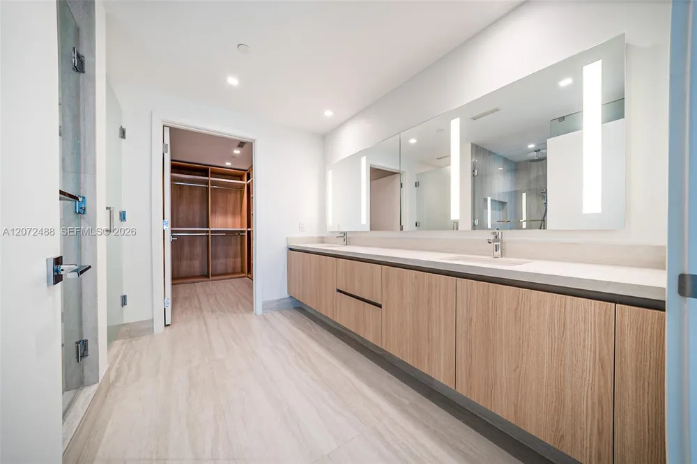 2411 LAGUNA CIRCLE #809 North Miami, FL 33181