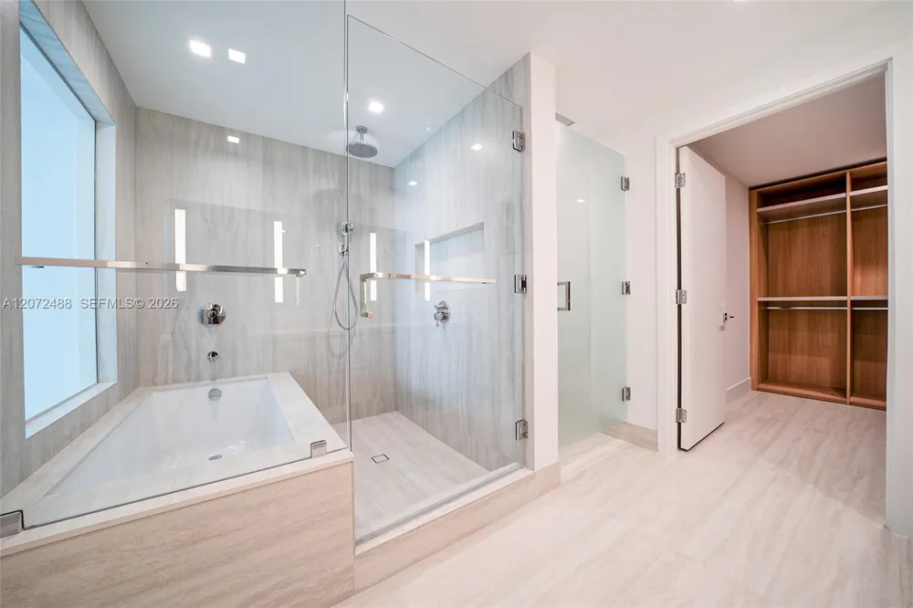 2411 LAGUNA CIRCLE #809 North Miami, FL 33181