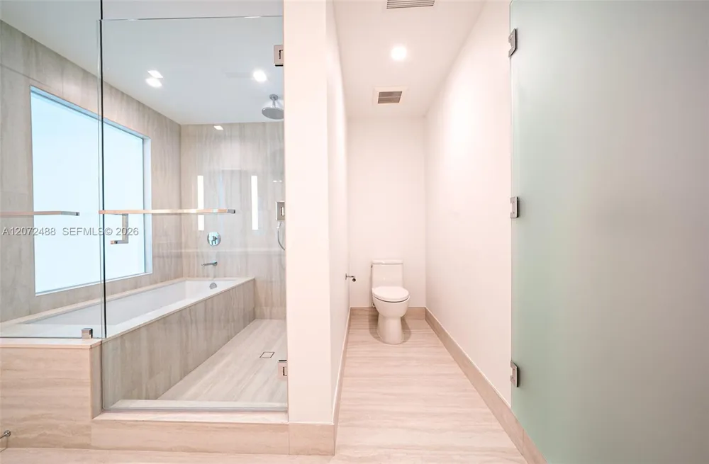 2411 LAGUNA CIRCLE #809 North Miami, FL 33181