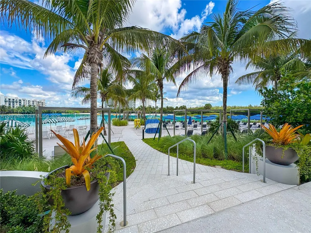 2411 LAGUNA CIRCLE #809 North Miami, FL 33181