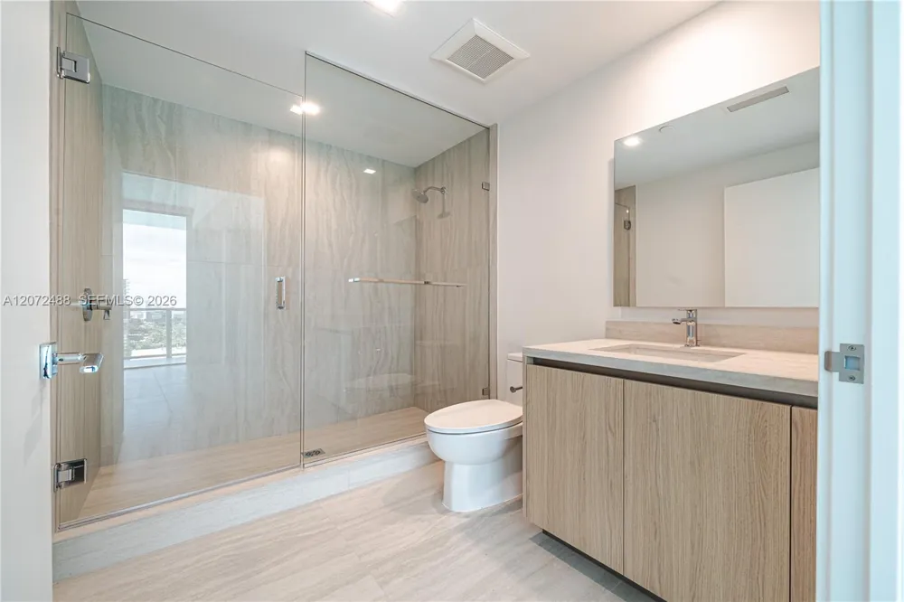 2411 LAGUNA CIRCLE #809 North Miami, FL 33181