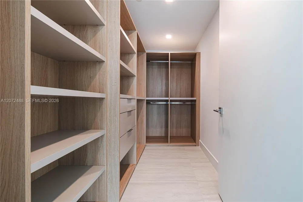 2411 LAGUNA CIRCLE #809 North Miami, FL 33181