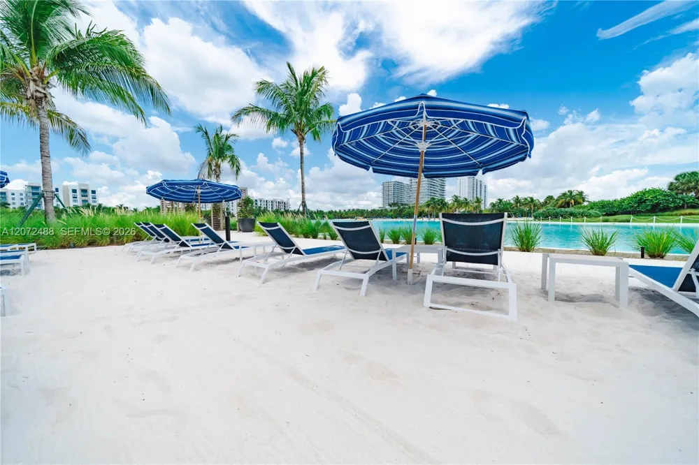 2411 LAGUNA CIRCLE #809 North Miami, FL 33181