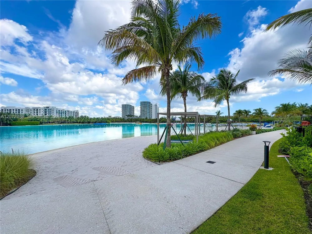 2411 LAGUNA CIRCLE #809 North Miami, FL 33181