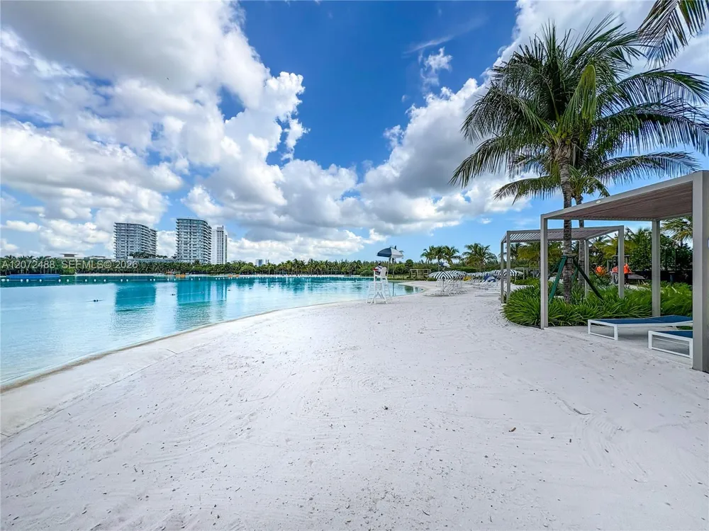 2411 LAGUNA CIRCLE #809 North Miami, FL 33181