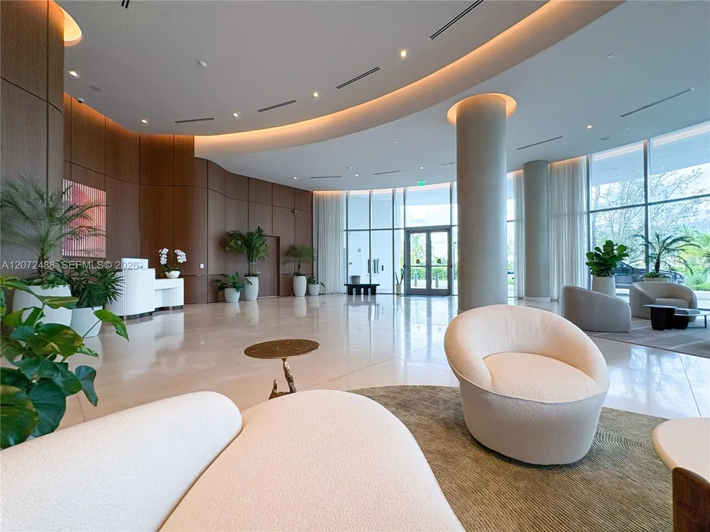 2411 LAGUNA CIRCLE #809 North Miami, FL 33181
