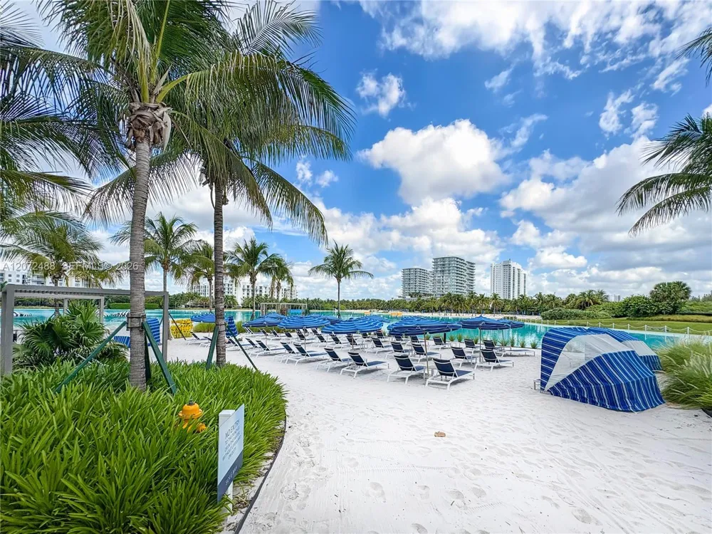 2411 LAGUNA CIRCLE #809 North Miami, FL 33181