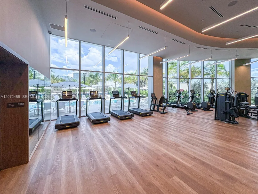 2411 LAGUNA CIRCLE #809 North Miami, FL 33181