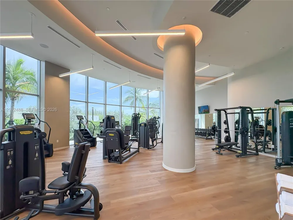 2411 LAGUNA CIRCLE #809 North Miami, FL 33181