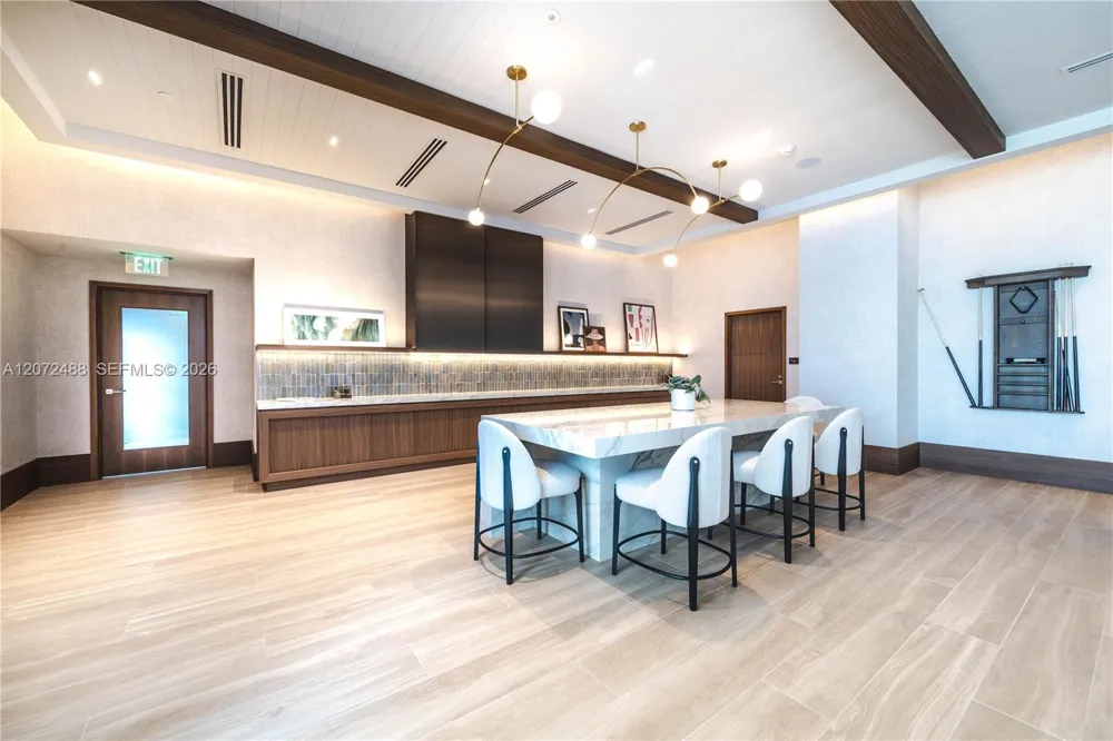 2411 LAGUNA CIRCLE #809 North Miami, FL 33181