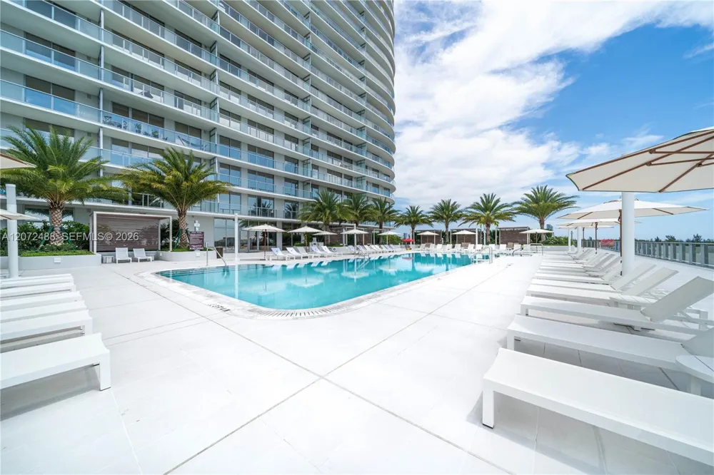 2411 LAGUNA CIRCLE #809 North Miami, FL 33181