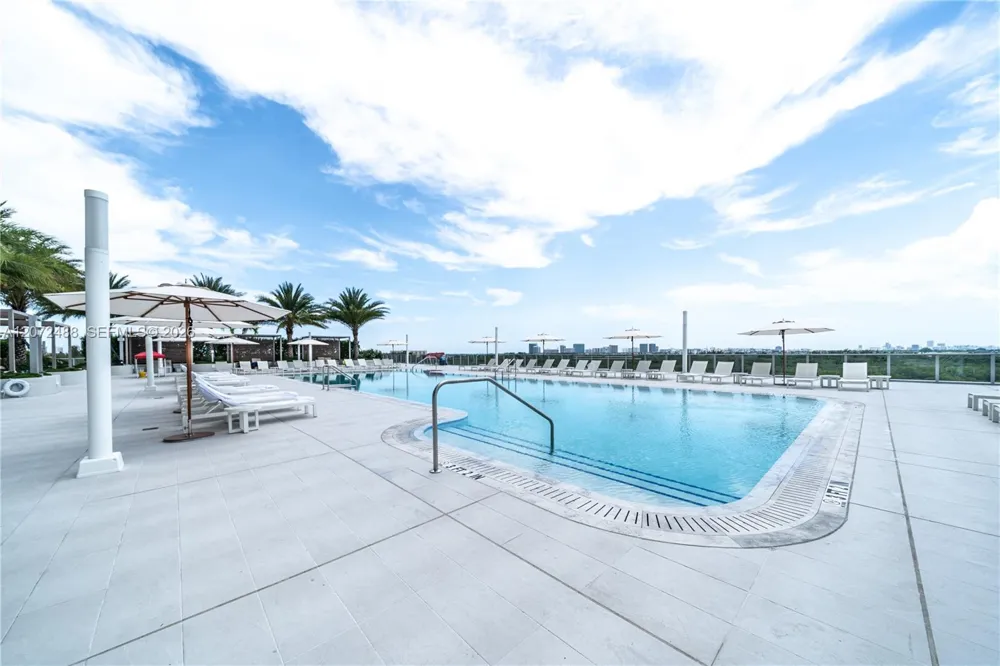 2411 LAGUNA CIRCLE #809 North Miami, FL 33181
