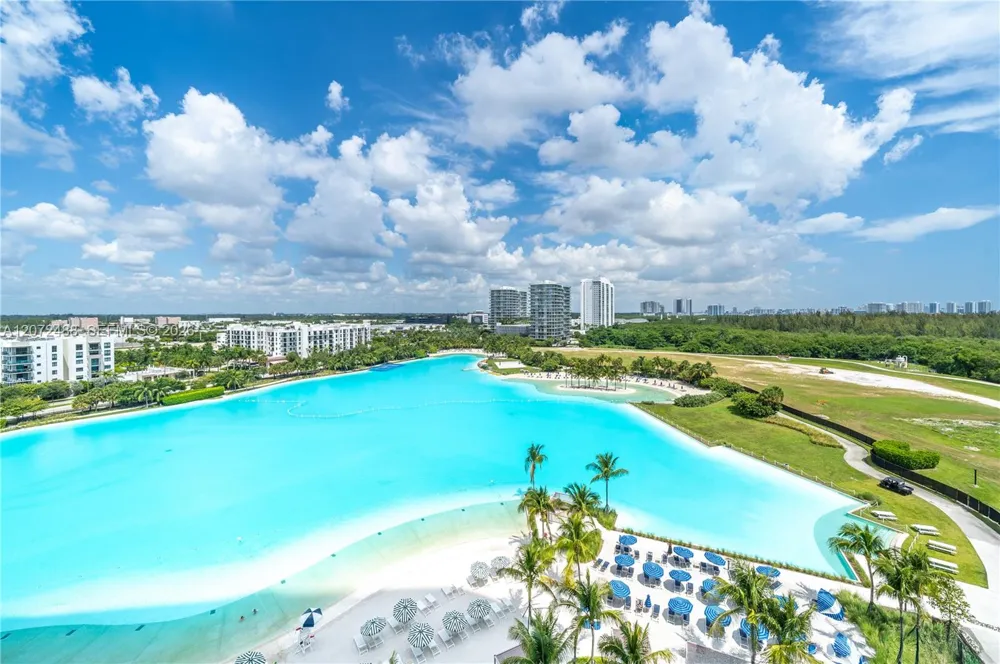 2411 LAGUNA CIRCLE #809 North Miami, FL 33181