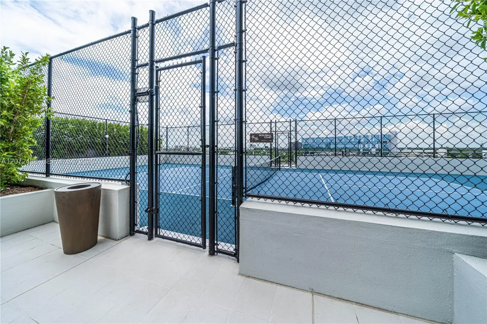 2411 LAGUNA CIRCLE #809 North Miami, FL 33181