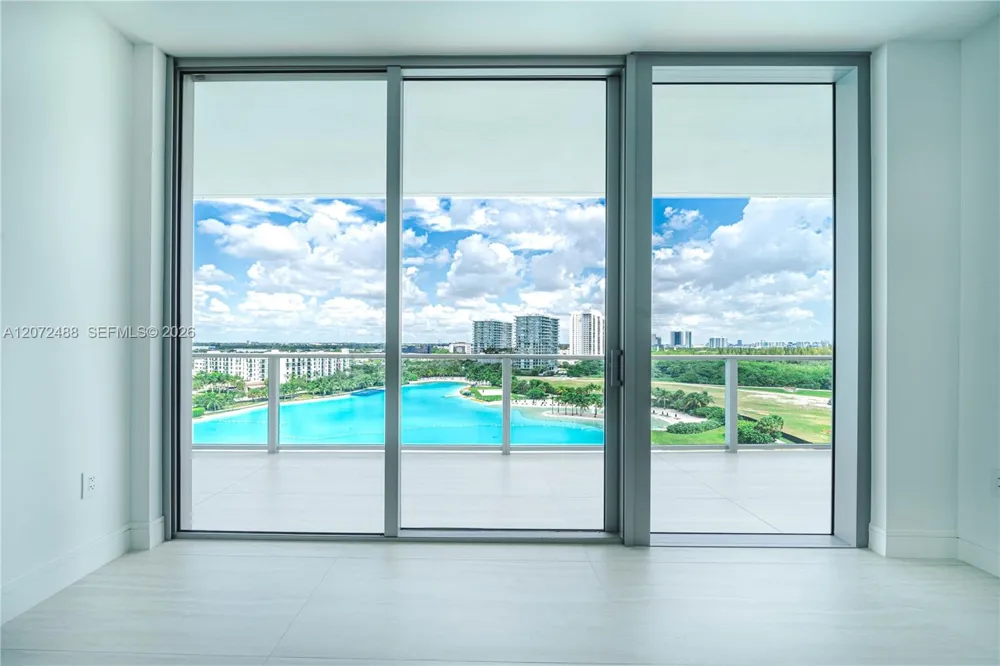 2411 LAGUNA CIRCLE #809 North Miami, FL 33181