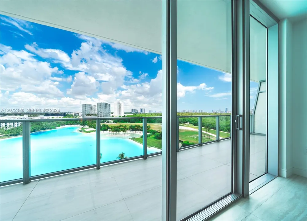 2411 LAGUNA CIRCLE #809 North Miami, FL 33181