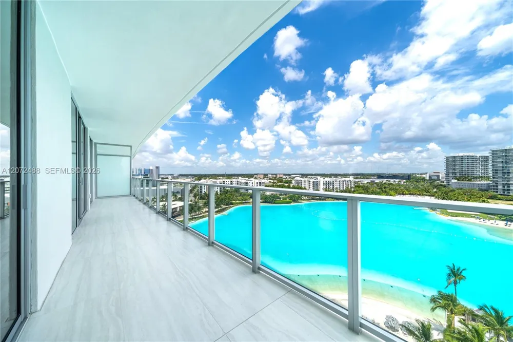 2411 LAGUNA CIRCLE #809 North Miami, FL 33181