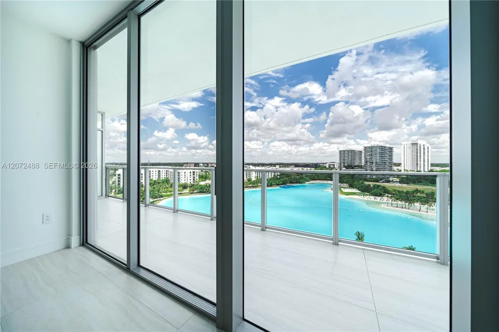 2411 LAGUNA CIRCLE #809 North Miami, FL 33181