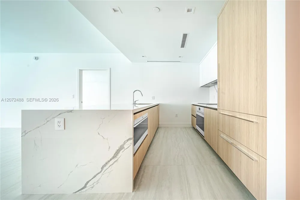 2411 LAGUNA CIRCLE #809 North Miami, FL 33181